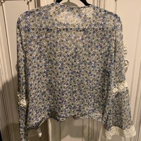 Cupcakes and Cashmere L EUC bell sleeve top - Picture 5 of 6